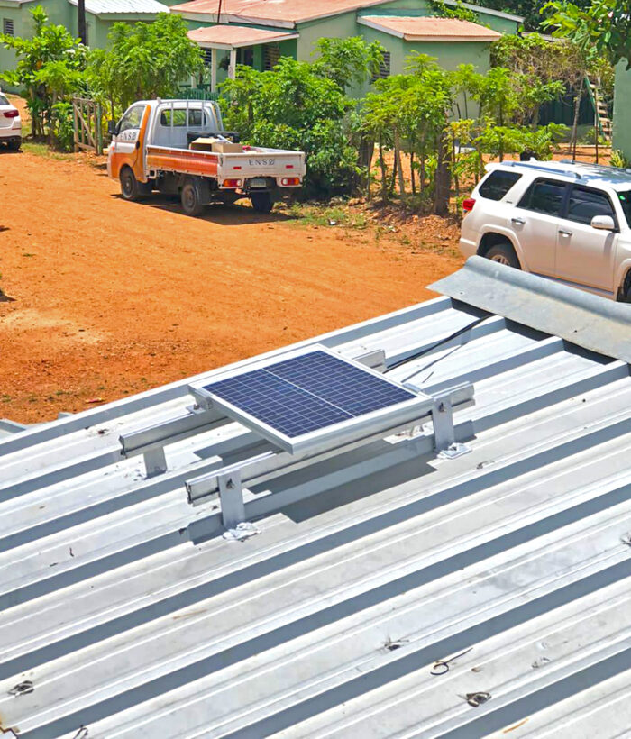 Central Romana instala paneles solares en sus Comunidades Agrícolas.