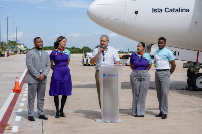 Ejecutivos de Arajet y del Aeropuerto Internacional La Romana en la ceremonia de bautizo del avión Isla Catalina